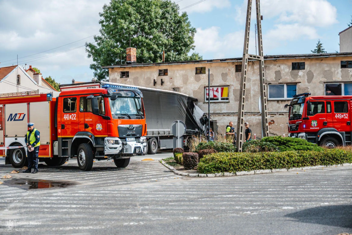 Dramat na Dolnym Śląsku! Ciężarówka wbiła się w budynek mieszkalny. Trwa akcja ratunkowa