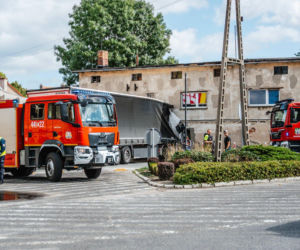 Dramat na Dolnym Śląsku! Ciężarówka wbiła się w budynek mieszkalny. Trwa akcja ratunkowa