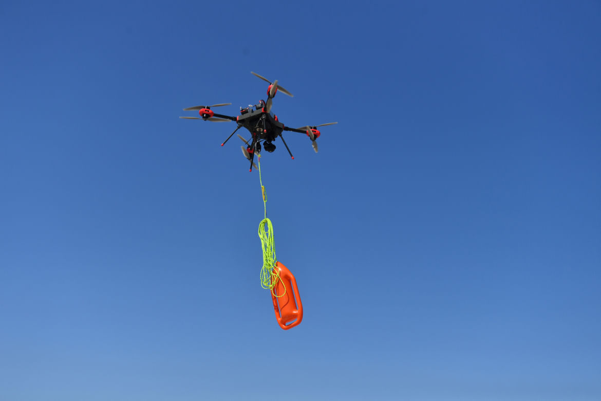 Dron ratowniczy
