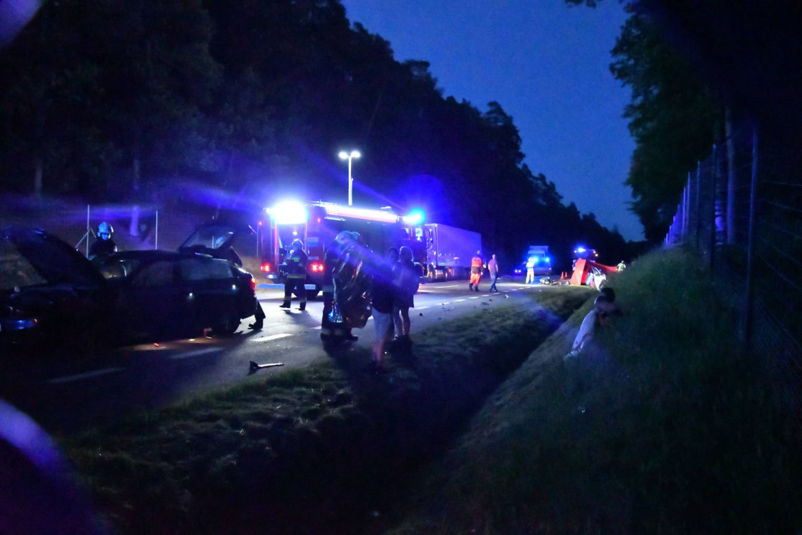 Koszmarny wypadek na DK3. Auto odbijało się od TIR-ów jak resorak. Kierowca zmasakrowany