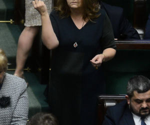 Joanna Lichocka. Przez wulgarny gest straciła pracę u Dudy