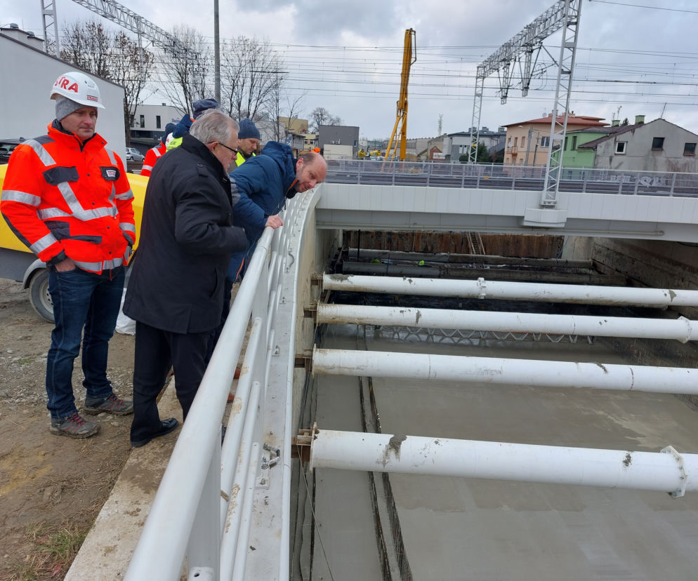 RZESZÓW: Betonowanie płyty dennej wiaduktu zakończone. W trybie ciągłym pracowało 16 betoniarek