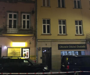 Mężczyzna uzbrojony w NÓŻ przetrzymuje dziecko. Negocjacje trwają już 5 godzin!