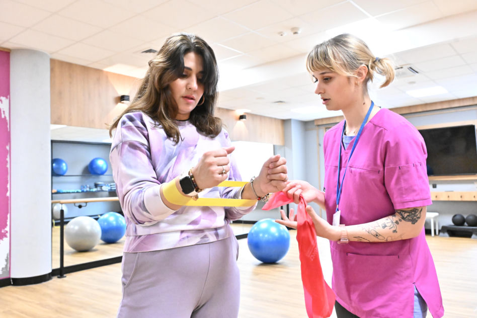 Kamila Ścibiorek walczy o odzyskanie formy po porodzie. Z miesięczną córeczką i ukochanym wybrała się do specjalistycznej kliniki