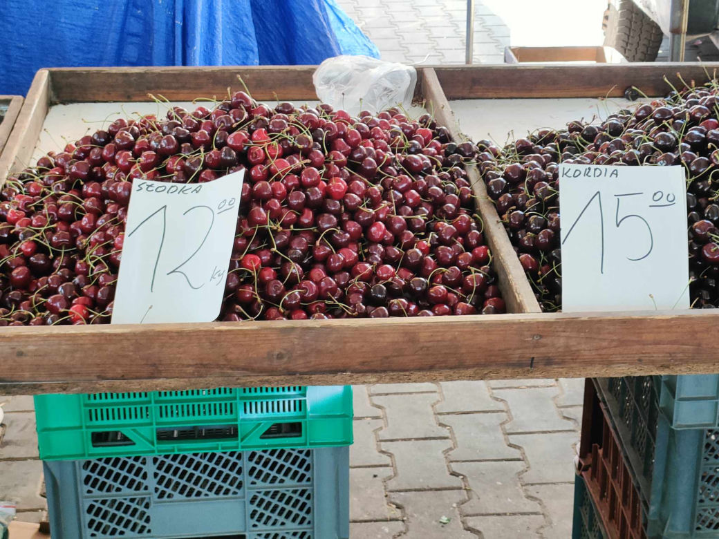 Cena czereśni i truskawek na łódzkich targowiskach. Zobacz, ile kosztują owoce w Łodzi