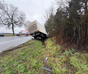 Wypadek na DW309 koło Leszna. Osobówka zderzyła się z busem