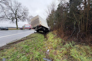 Wypadek na DW309 koło Leszna. Osobówka zderzyła się z busem