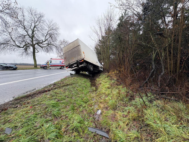Wypadek na DW309 koło Leszna. Osobówka zderzyła się z busem