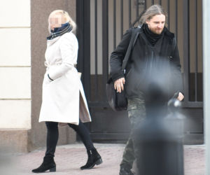 Poseł całuje blondynkę na mrozie