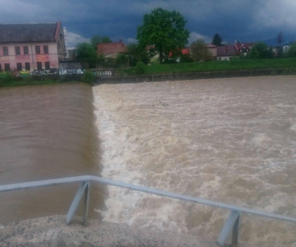Rzeki w Śląskiem przekroczyły stany alarmowe! Dramatyczna sytuacja na południu województwa [ZDJĘCIA]