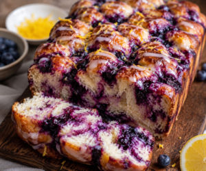Ta jagodowa focaccia wygląda jak drożdżówka z piekarni rzemieślniczej. W środku kryje owocowe wstęgi i cytrynowy lukier