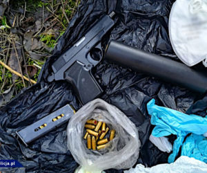 Płock. Mieli pistolet maszynowy, broń z tłumikiem i 25 kg narkotyków! [WIDEO]