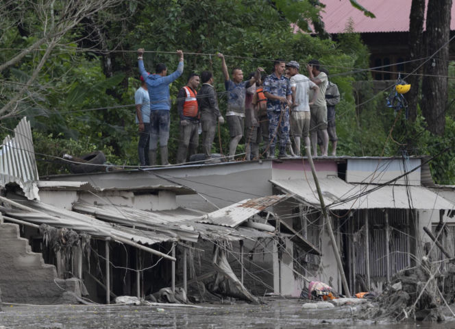 Horror w Nepalu. Odnaleziono zwłoki 270 osób. 1300 zaginionych!
