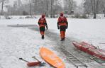 Gdy załamie się lód. Co robić, by uratować siebie lub kogoś, gdy wpadnie do wody?