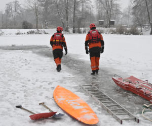 Gdy załamie się lód. Co robić, by uratować siebie lub kogoś, gdy wpadnie do wody?