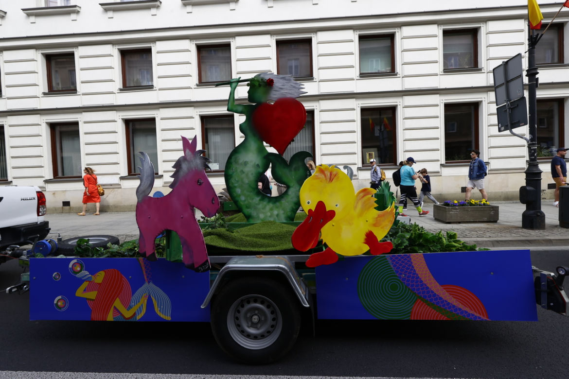 Święto Warszawy 2022. Krakowskim Przedmieściem przejechała Parada Syren 