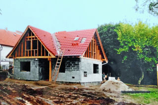 30 lat temu sami zbudowali dom. Kosztował 120 tys. złotych. Dziś mówią: to była najlepsza decyzja. Ich dom ma 94 m² i powstał w 3 miesiące 