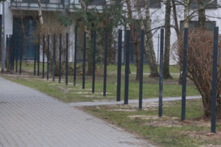 Sąsiedzki konflikt na osiedlu w Pruszkowie. Wojna o... płot i śmietnik
