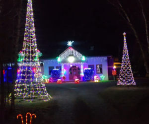 Magia Świąt w Świętokrzyskiem. Gdzie szukać najpiękniej oświetlonych domów? Rzepin i gmina Pawłów skradły show!