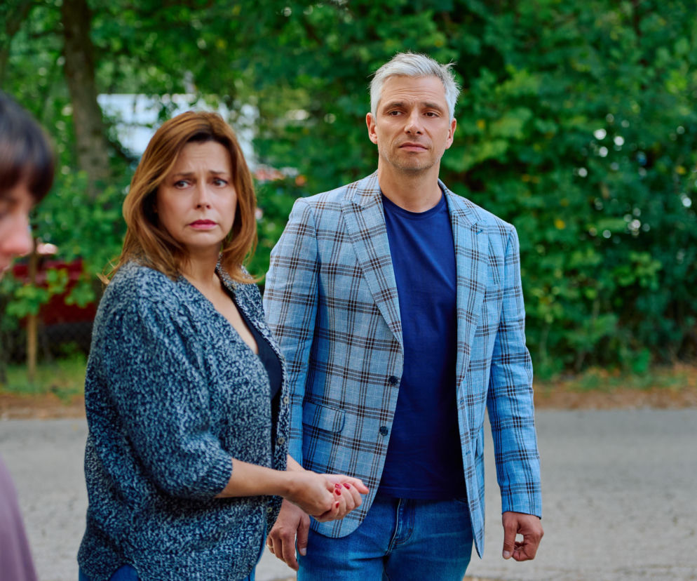 Weronika Roztocka i Greg stoją obok siebie zmartwieni. O dramacie w Na Wspólnej przeczytasz na SE Superseriale.