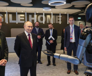 Robot podszedł do Putina! Nie zgadniesz, co zrobił potem