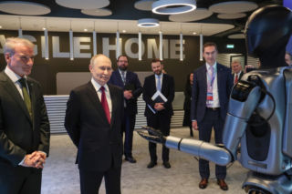 Robot podszedł do Putina! Nie zgadniesz, co zrobił potem