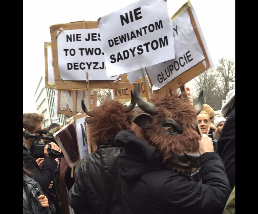 Pod Sejmem zbiera się coraz więcej osób