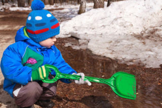 Pozwól dziecku się ubrudzić. Zdaniem ekspertów przesadna higiena wcale mu nie służy