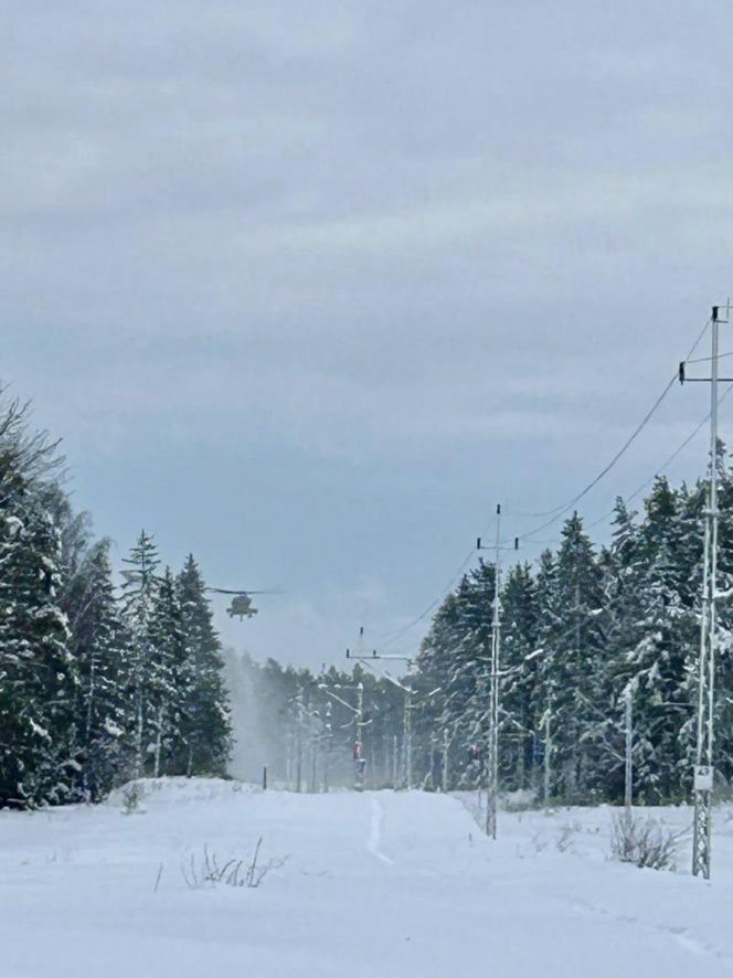 Atak zimy na Warmii i Mazurach. Do akcji wkroczył Black Hawk. Ma strącać śnieg z drzew