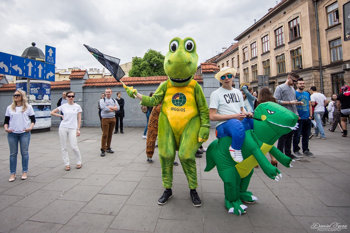 Korowód juwenaliowy na krakowski Rynek: Studenci świętują! [ZDJĘCIA]