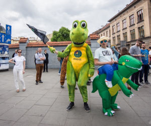Korowód juwenaliowy na krakowski Rynek: Studenci świętują! [ZDJĘCIA]