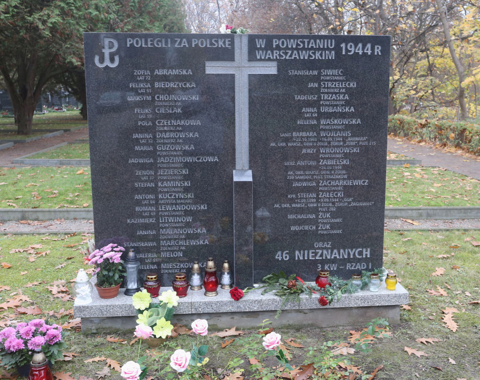 Morze zniczy pod pomnikiem "Polegli Niepokonani" na Woli