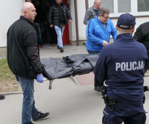 Przerażająca relacja sąsiadów, W mieszkaniu w Wołominie znaleziono ciała dwóch osób, ranny 19-latek w szpitalu
