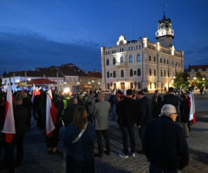 Marsz milczenia w Jarosławiu po ataku na księdza. Mieszkańcy w żałobie