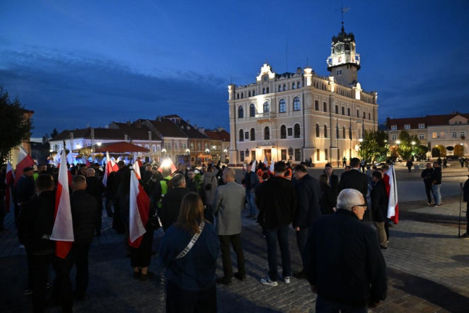 Marsz milczenia w Jarosławiu po ataku na księdza. Mieszkańcy w żałobie