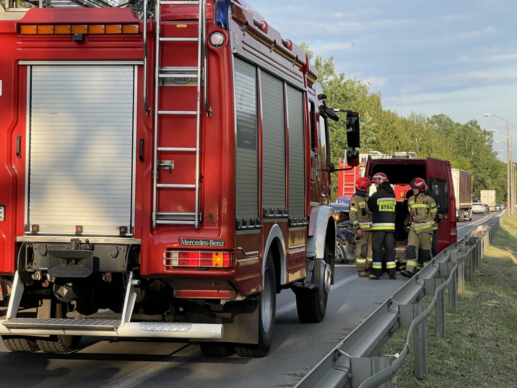  Huknął czołowo passatem w busa. Groźny wypadek w Nieporęcie
