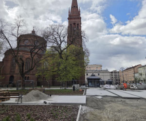 Nowe oblicze placu Wolności. Kwiaciarnie już zamontowane, koniec prac coraz bliżej