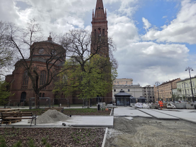 Nowe oblicze placu Wolności. Kwiaciarnie już zamontowane, koniec prac coraz bliżej