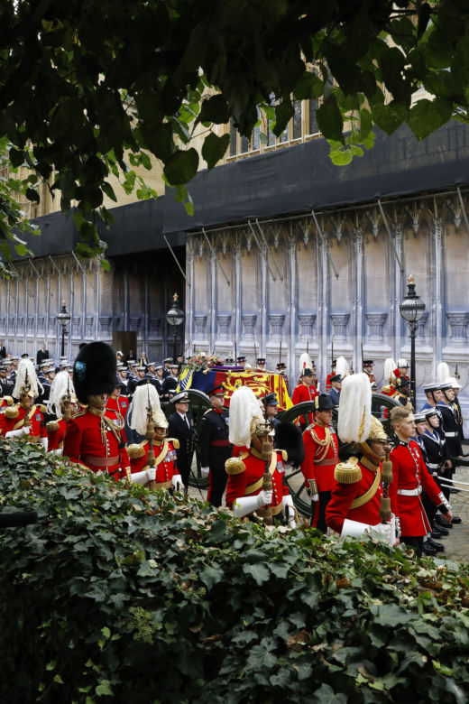 Łzy poddanych i trumna zmierzająca do Westminsteru