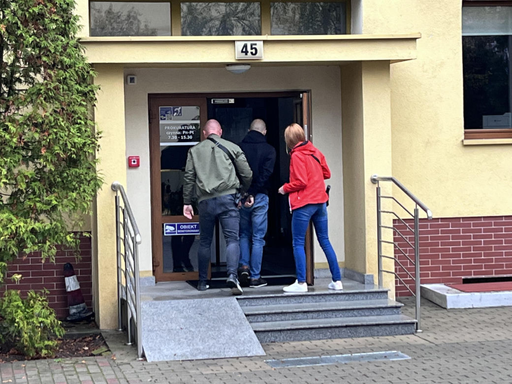 Łukasz M. który zastrzelił 30-latka w Unisławiu doprowadzony do prokuratury w Toruniu