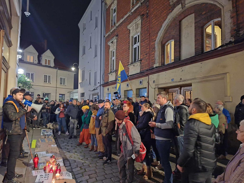 Impreza pożegnalna pod biurem poselskim Barbary Dziuk. "O Barbaro, królowo donosów!" 