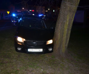 Wjechał w radiowóz i zaczął uciekać! Kierowca Mazdy był pijany i miał objawy koronawirusa