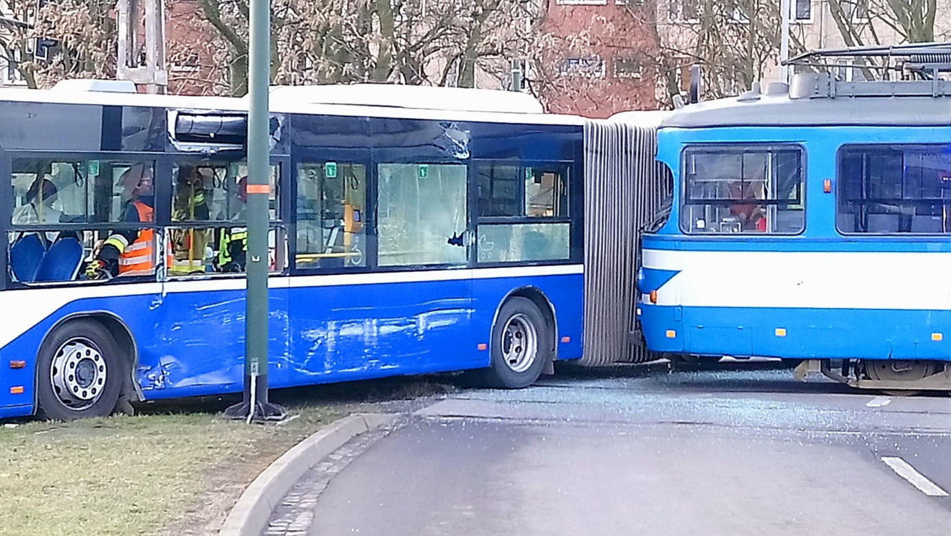 Dramatyczny wypadek w Krakowie. Tramwaj zderzył się z autobusem, są ranni