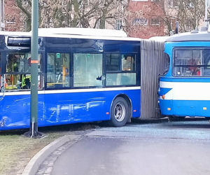 Dramatyczny wypadek w Krakowie. Tramwaj zderzył się z autobusem, są ranni