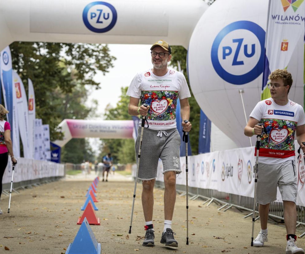 Uśmiechnięci mężczyźni z kijami do nordic walking na trasie Biegu po Nowe Życie. O akcji transplantacji przeczytasz na PZ.