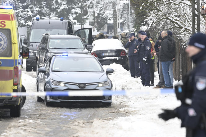 Zwłoki małżeństwa na Targówku. Świadkowie o szturmie antyterrorystów: "W życiu czegoś takiego nie widziałem"