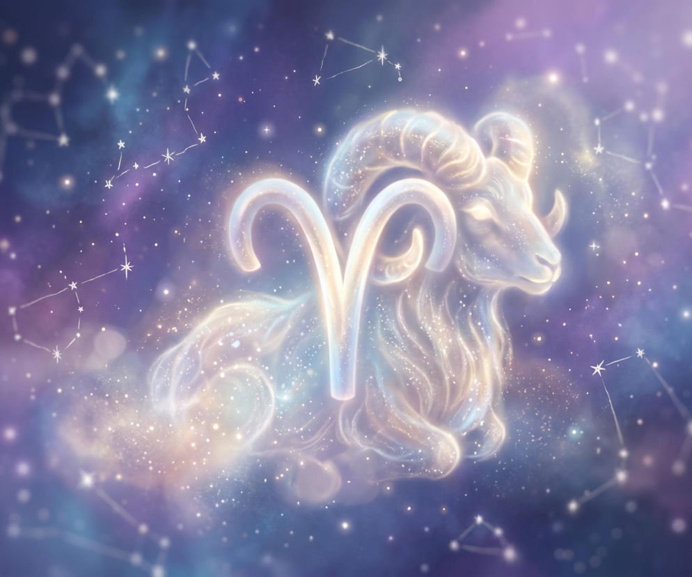 Świecący znak zodiaku Barana na tle gwieździstego nieba i mgławic. O horoskopie dziennym przeczytasz na Eska.