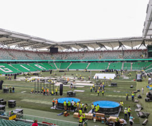 Ochotnicy przygotowują Stadion Miejski w Warszawie na  Międzynarodowy Kongres Świadków Jehowy
