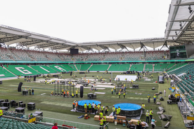 Ochotnicy przygotowują Stadion Miejski w Warszawie na  Międzynarodowy Kongres Świadków Jehowy