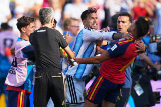 Wielka awantura po finale Hiszpania - Argentyna! Piłkarze skoczyli sobie do gardeł. Hańba